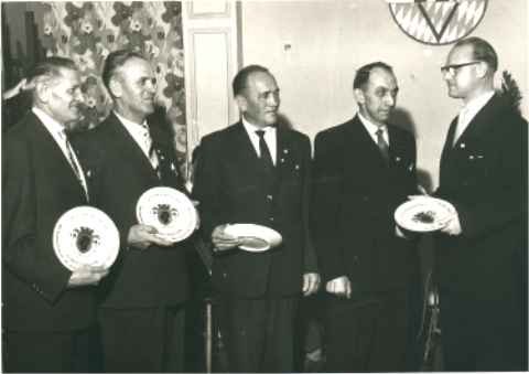 Philipp Zimmermann überreicht den Conti-Teller.