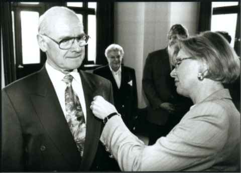 Gudrun Grieser Oberbürgermeisterin der Stadt Schweinfurt überreicht Philipp Zimmermann das Ehrenzeichen des Bayerischen&nbsp;Ministerpräsidenten für Verdienste im Ehrenamt.