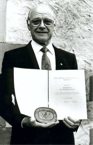 1. Vorstand Philipp Zimmermann mit Sportplakette und Urkunde.